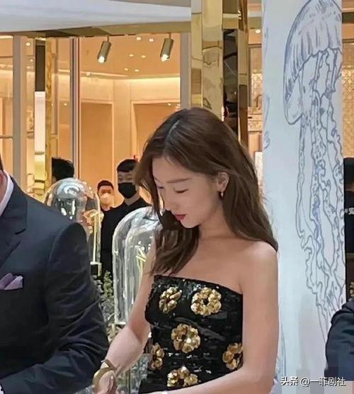 娱乐圈吃瓜大妈有哪些,揭秘明星幕后故事与八卦传闻 第2张 娱乐圈吃瓜大妈有哪些,揭秘明星幕后故事与八卦传闻 第2张